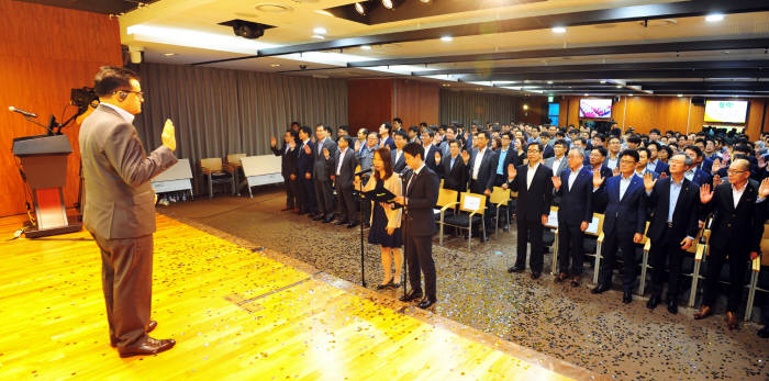 에쓰오일 비전 2025 선포식에서 오스만 알 감디 CEO(맨 왼쪽)가 임직원들과 비전 실현을 위한 핵심가치 실천 선서했다.