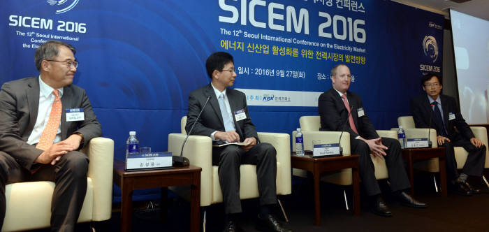 지난해 리츠칼튼호텔에서 열린 제12회 서울국제전력시장 콘퍼런스에서 패널들이 '에너지 신산업 활성화를 위한 전력시장의 발전방향'을 토론하는 모습.