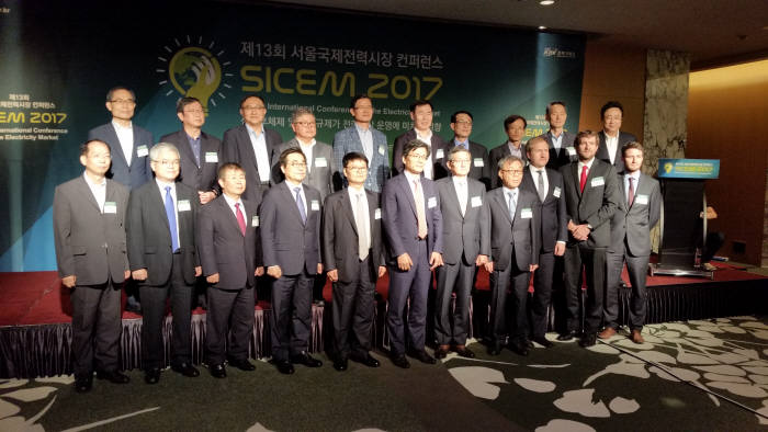 '제13회 서울국제전력시장 컨퍼런스(SICEM 2017)'에 참석한 내빈들이 행사 시작에 앞서 기념촬영했다.