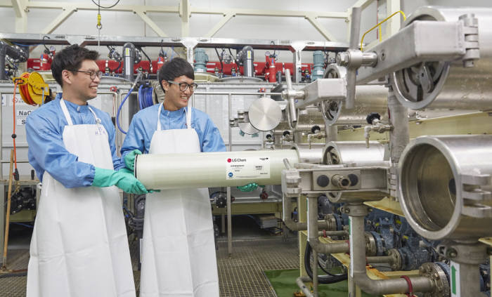 LG화학 청주공장에서 직원들이 역삼투압 필터를 테스트했다. [자료: LG화학]