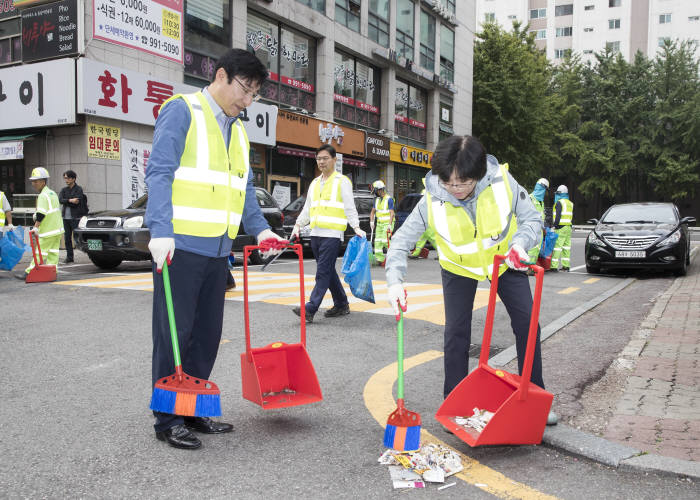 김은경 환경부 장관(오른쪽)은 9일 새벽 서울 창동역을 방문해 이동진 도봉구청장과 함께 거리를 청소했다. [자료:환경부]