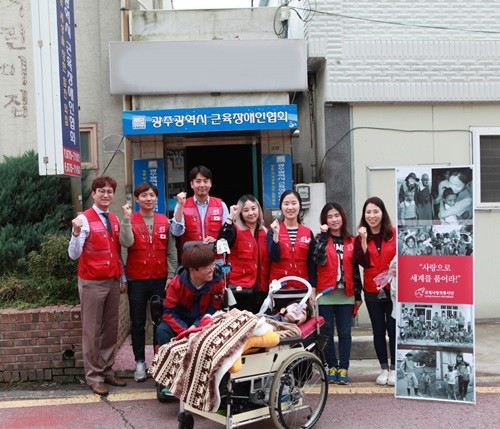 광주광역시 근육장애인협회를 방문한 ㈜이롬과 국제사랑의봉사단 호남지부