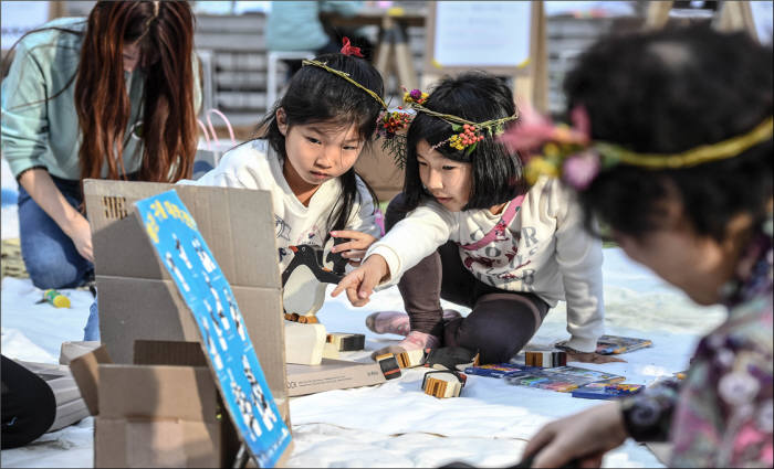 에브리데이 얼스데이 페스티벌에 참가한 어린이들이 펭귄블록을 쌓고 있다. [자료:환경산업기술원]