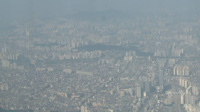 미세먼지 뒤덮힌 서울 상공.