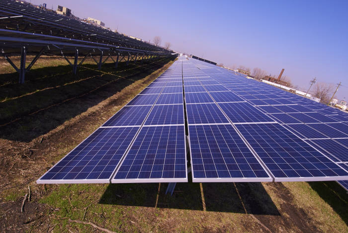 한화큐셀이 미국 최초로 환경오염지역에 설치한 10.86MW 규모의 인디애나폴리스 메이우드의 태양광 발전소.