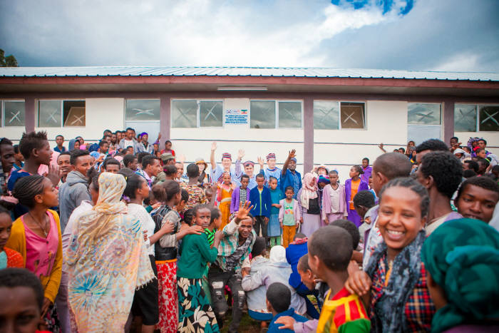 대성그룹 직원들이(가운데) 에티오피아 티조초등학교 새 건물앞에서 현지전통의상을 입고 기념촬영했다. [자료:대성그룹]