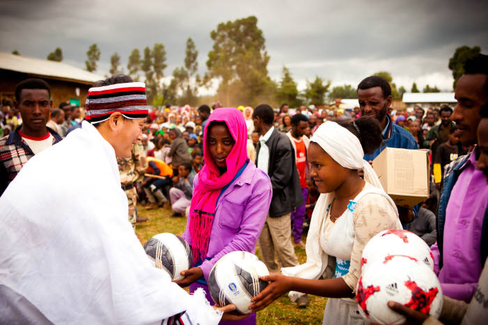 대성그룹 직원이 에티오피아 티조초등학교 준공식에 지역 주민들에게 축구공을 전달했다.