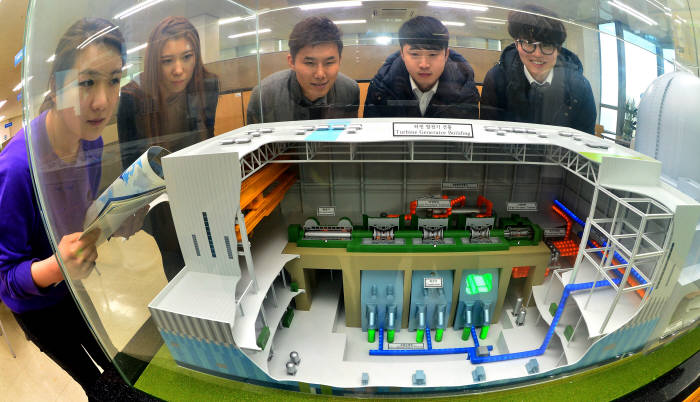 한국원자력문화재단 에너지체험관을 찾은 관람객이 한국형 원전모델 신형경수로 'APR1400'을 보고 있다(전자신문 DB)