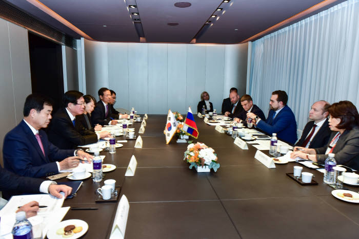 조환익 한국전력 사장(왼쪽 두번째)과 갈루쉬카 러시아 극동개발부 장관(오른쪽 두번째)이 한러 전력망연계사업 협력을 논의했다.