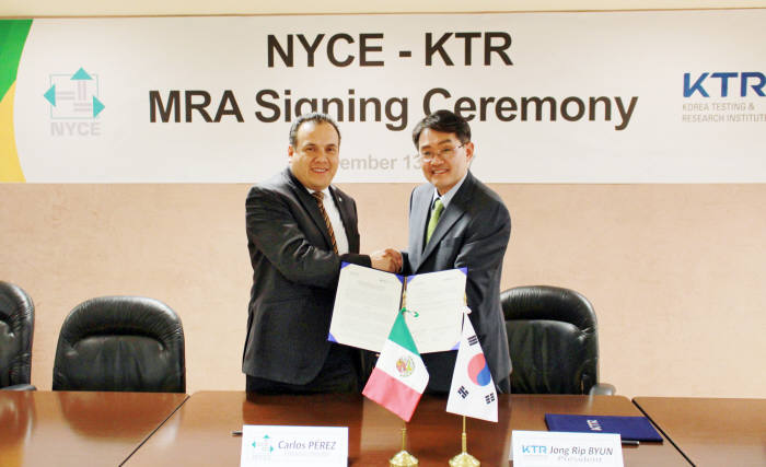 변종립 KTR 원장(오른쪽)이 NYCE 카를로스 대표와 우리기업의 멕시코 에너지효율 인증획득 지원을 위한 업무협약을 체결했다.