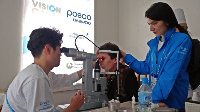 포스코대우는 지난 12일부터 7일간 우즈베키스탄 페르가나 주립 안과병원에서 현지 안질환 환자들을 위한 의료캠프를 개최했다. [자료:포스코대우]