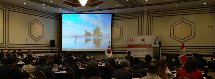 17일 페루 리마에서 개최된 '한-페루 에너지 비즈니스 포럼 및 수출 상담회'에서 한국에너지공단 강남훈 이사장이 환영사를 하고 있다.