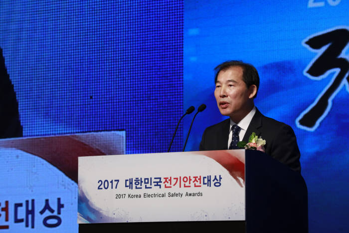 김성수 한국전기안전공사 사장직무대행이 '2017 대한민국 전기안전대상'에서 대회사를 하고 있다.