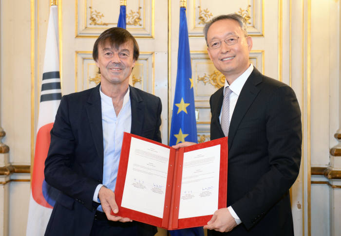 백운규 산업통상자원부 장관(오른쪽)이 28일(현지시간) 프랑스 니콜라스 윌로 에너지환경부 장관과 '한-프랑스 에너지자원 협력 LOI' 체결식을 갖고 있다.