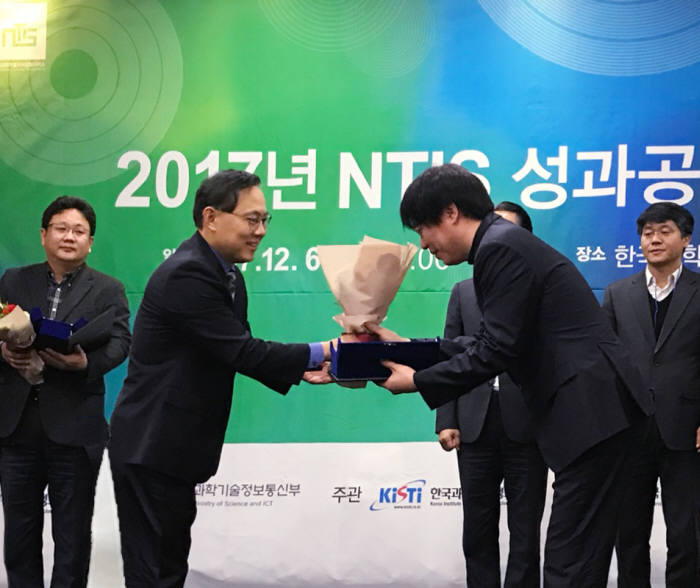 지난 6일 서울 한국과학기술회관에서 열린 '2017 NTIS 성과보고회'에서 송준호 한국환경산업기술원 국가환경정보센터장(오른쪽)이 강건기 과학기술정보통신부 성과평가정책국장으로부터 NTIS 데이터 품질평가 우수상을 수상했다. [자료:한국환경산업기술원]