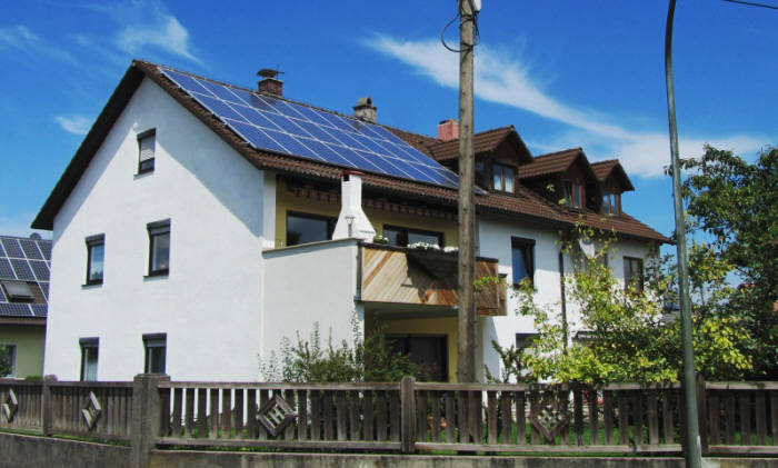 태양광모듈이 설치된 해외 주택 모습. <사진 한화큐셀>
