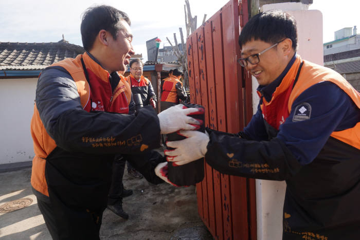 강원도시가스 직원들이 11월 사랑의 연탄나눔 봉사활동을 펼쳤다. [자료:SK E&S]