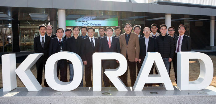 한국원자력환경공단과 중국 CNNC 대표단 관계자가 회의 후 기념촬영했다.