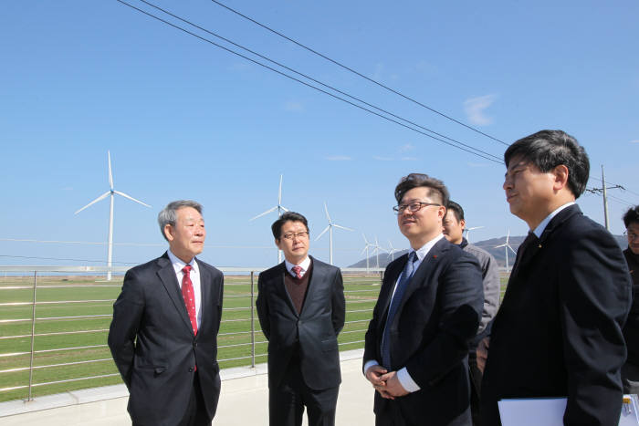 박일준 한국동서발전 사장(왼쪽 세 번째)과 관계자가 영광풍력발전단지를 둘러보고 있다.