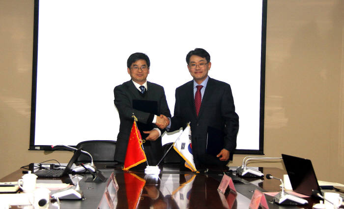 변종립 KTR 원장(오른쪽)과 시아 스 창 ZJCDC 주임이 업무협약 후 기념촬영을 하고 있다.