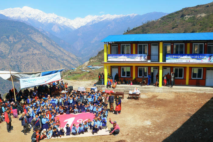 현대오일뱅크 1%나눔재단이 신축한 네팔 고르카 지역 버거워띠 중학교 준공식에 참여한 학생들. [자료:현대오일뱅크]
