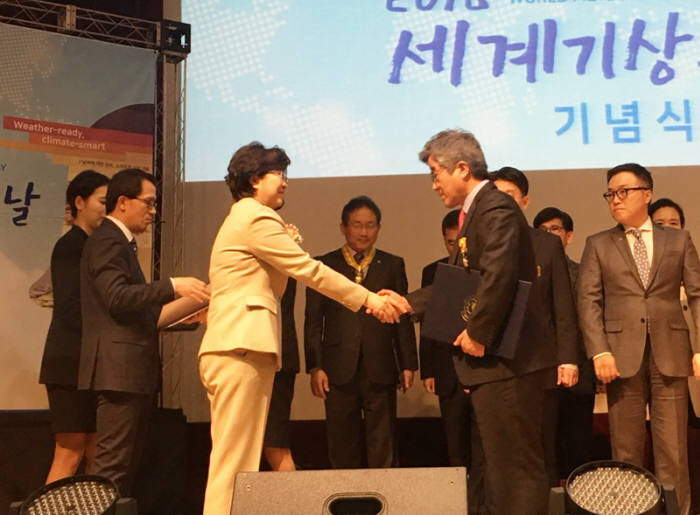 방기석 지비엠아이엔씨 사장(오른쪽)이 김은경 환경부 장관으로부터 국민포장을 받은 후 악수했다. [자료:지비엠아이엔씨]