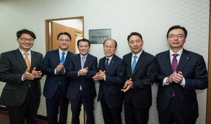 김학현 초대 회장(오른쪽 세 번째)을 비롯한 배출권시장협의회 관계자가 현판식 이후 기념촬영했다.
