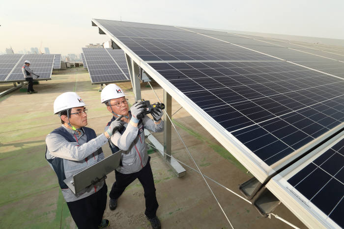 서울시 관악구 KT 구로타워 옥상에 구축된 태양광 발전소에서 KT의 에너지 전문인력이 태양광 발전시설을 점검하고 있다.