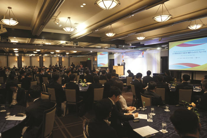 백운규 산업통상자원부 장관이 8일 도쿄 가조엔 호텔에서 열린 '한·일 원전 안전 및 해체 포럼'에서 인사말을 하고 있다.