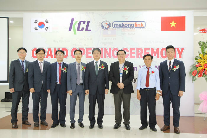 김경식 KCL 원장(왼쪽서 다섯번째)을 비롯한 관계자들이 베트남 연락사무소 개소식 후 기념촬영했다.