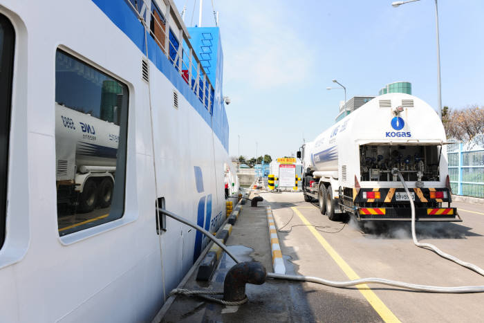 국내 최초 LNG추진선박인 인천항만공사 에코누리호가 LNG를 공급받고 있다.