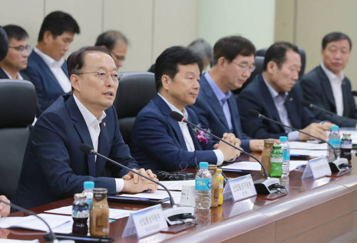 2일 서울 한전아트센터에서 열린 민관 합동 '원전 수출전략협의회'에서 백운규 산업통상자원부 장관(왼쪽 첫 번째)이 발언하고 있다.
