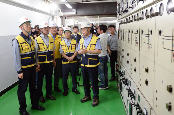 지난 22일 백운규 산업부 장관이 여름철 전력공급 현장을 방문했다.