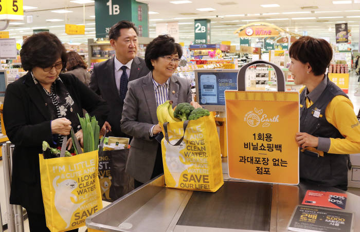 지난 4월 김은경 환경부 장관(왼쪽 3번째)이 이마트 성수점을 방문해 비닐 줄이기 캠페인을 독려했다.