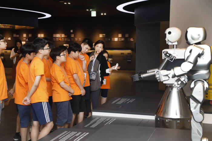 KAIST 전시관에서 국내 최초의 두발로 걸을 수 있는 인간형 로봇인 휴보 로봇에 대해 관계자로부터 설명을 들었다. [자료:한화그룹]