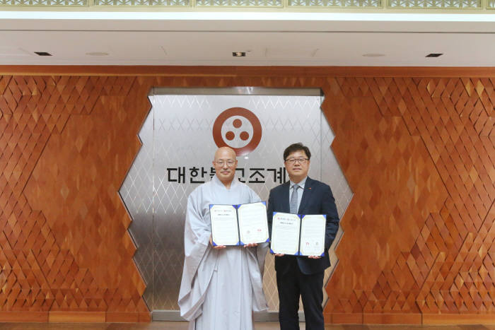 박일준 한국동서발전 사장(오른쪽)과 조계종 총무원장 권한대행 진우스님.