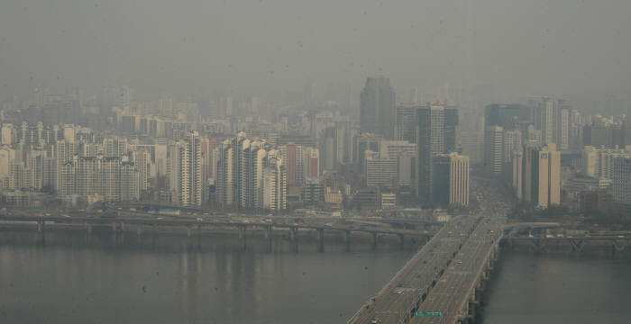 미세먼지로 뒤덮힌 서울 시내.