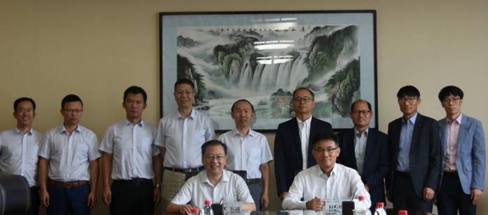 이성민 가스공사 가스연구원장(앞줄 오른쪽)과 리우와수 CNPC 배관연구원장이 양해각서 교환 후 기념촬영했다.
