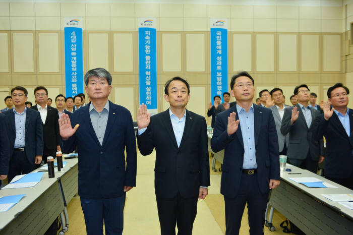 이학수 한국수자원공사 사장(가운데)과 임직원이 국민을 위한 물관리 혁신 실천을 서약했다.