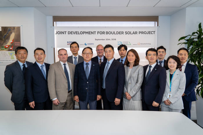 한화에너지와 한국중부발전 관계자들이 볼더솔라 Ⅲ 태양광 공동개발 협약 체결후 기념촬영했다.