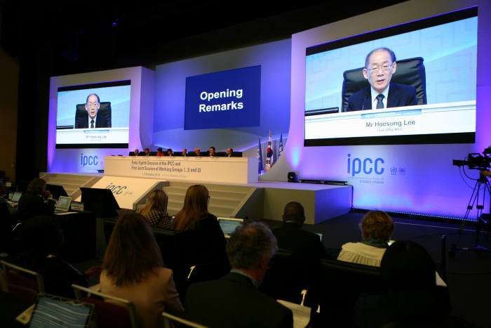 인천 송도컨벤시아에서 열린 제48차 IPCC 총회 개회식에서 이회성 의장이 인사말했다. [자료:기상청]