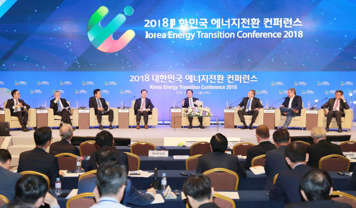 성윤모 산업부 장관(오른쪽 네번째)이 국내외 기업 대표들과 2018 대한민국 에너지전환 컨퍼런스 에너지신산업 비즈니스 다이얼로그를 진행하고 있다.