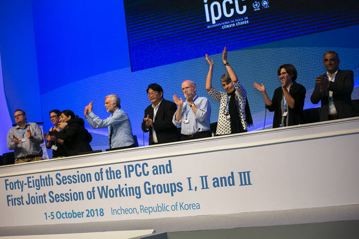 인천 송도컨벤시아에서 열린 제48회 IPCC 총회에서 6일 오후 1.5℃ 특별보고서를 승인한 직후 공동 의장들이 환호하고 있다. [자료:기상청]