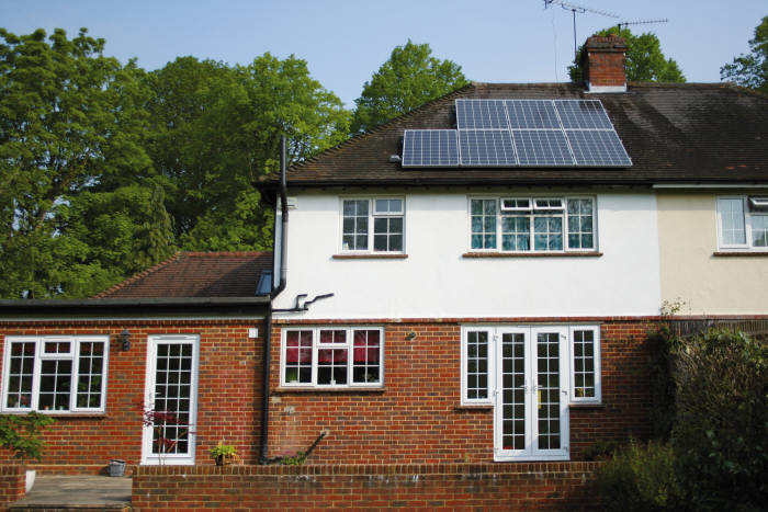 영국 런던 주택에 설치된 한화큐셀 태양광모듈. [자료:한화큐셀]