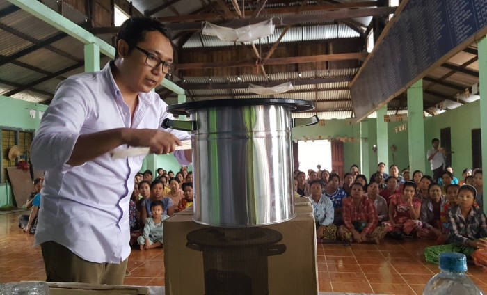 GS칼텍스의 쿡스토브 지원사업 협력사 에코아이 관계자가 미얀마 주민에게 쿡스토브를 설명하고 있다.
