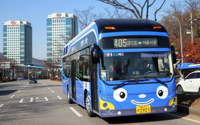서울시 405번 버스노선에 투입된 현대차 수소전기버스.