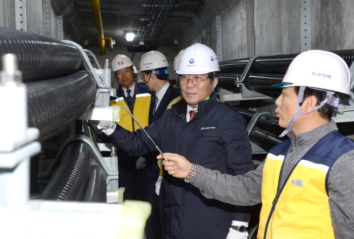 성윤모 산업통상자원부 장관(오른쪽서 두번째)이 서울 신양재변전소를 방문해 지하 전력구 안전 현황을 점검하고 있다.