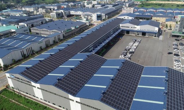 사진 = 김해 골든루트 산업단지 입주기업 공장 지붕에 설치된 태양광