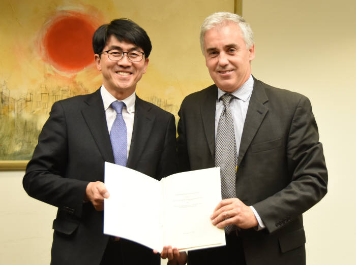 남광희 한국환경산업기술원장(왼쪽)과 버날도 길라몬 미주개발은행(IDB) 대외협력본부장.