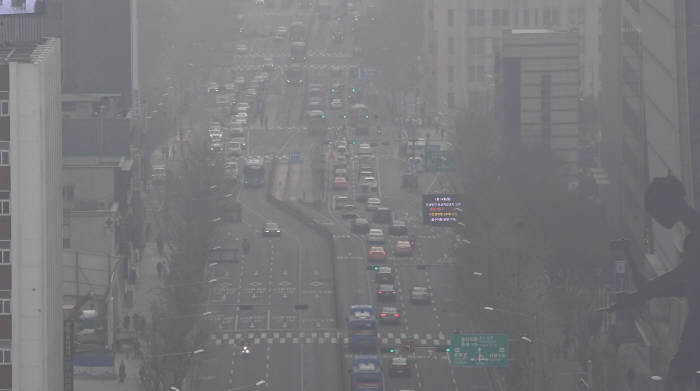 14일 서울 광화문 사거리가 미세먼지에 뒤덮혀 있다.